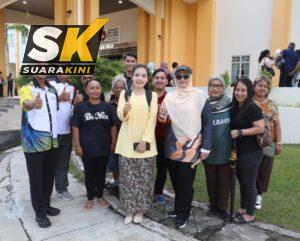 Prof Dr Norkhalid (kiri) menyantuni Lovely Sabana (tengah) dan keluarganya di hadapan Dewan Tuanku Canselor, Kampus Sultan Azlan Shah selepas membuat pendaftaran semalam.